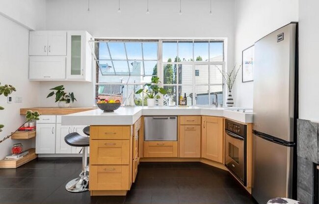 Building Photo - Situated in an excellent location of SOMA ...