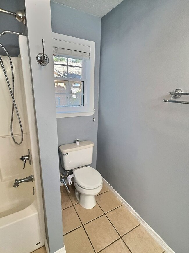 Building Photo - Ocean Springs home with convenient location!