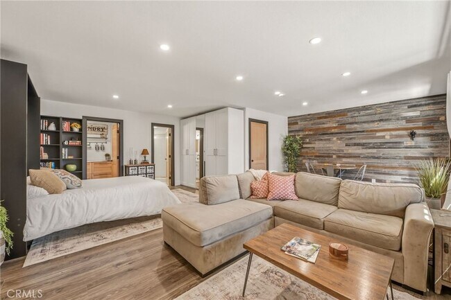 Building Photo - 234 Spanish Spur