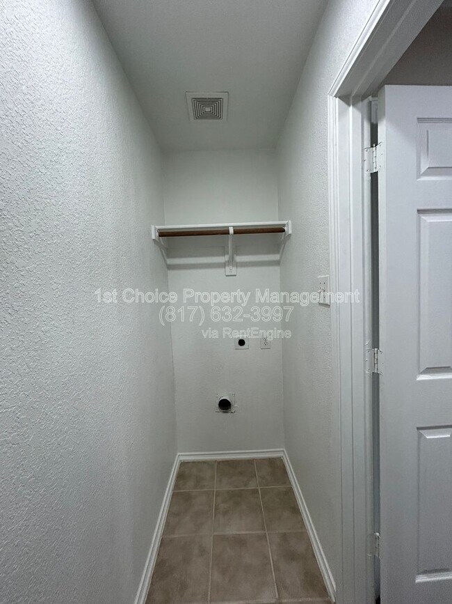 Building Photo - 1249 Round Pen Run