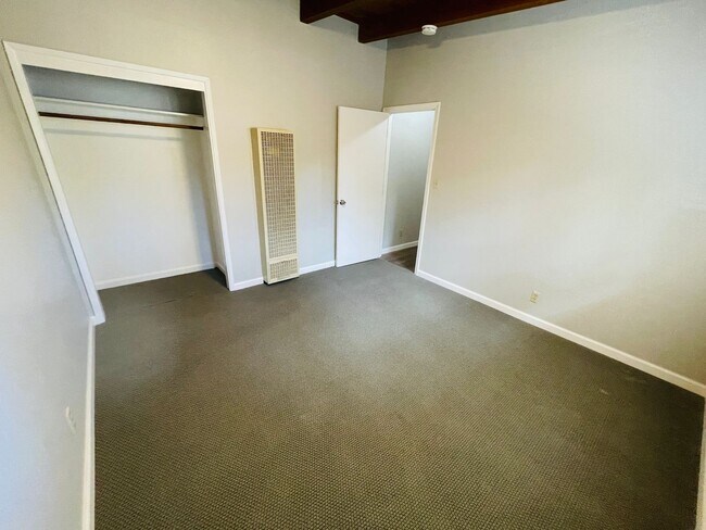Building Photo - Pet friendly 2 bed 1 bath apartment for rent in South Lake Tahoe