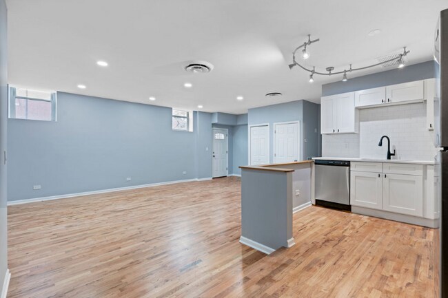 Building Photo - 2900 N Damen Ave