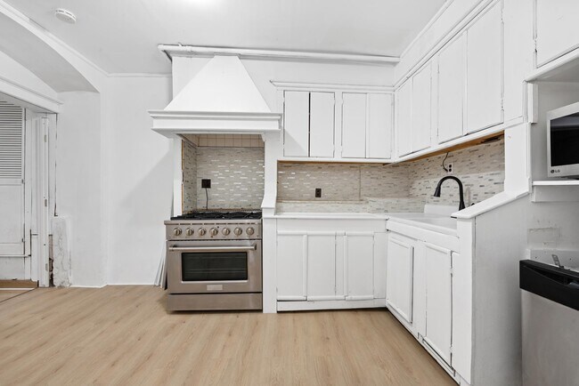 Building Photo - 319 5th St