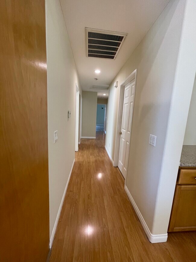 Building Photo - 13806 Vanowen St