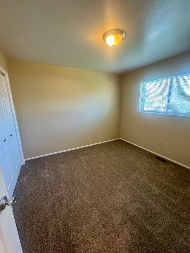 Building Photo - 4 Bedroom Split-Level in Widefield