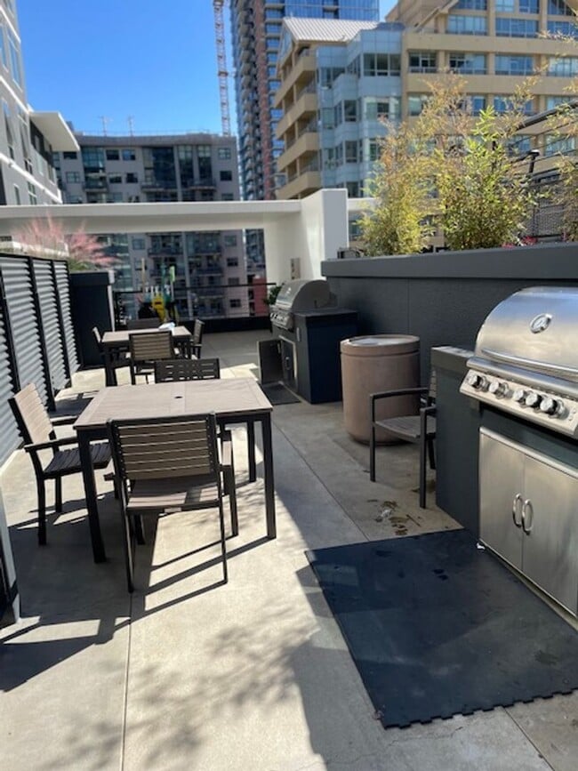Building Photo - Little Italy Updated Townhome Style 2Bed 2...