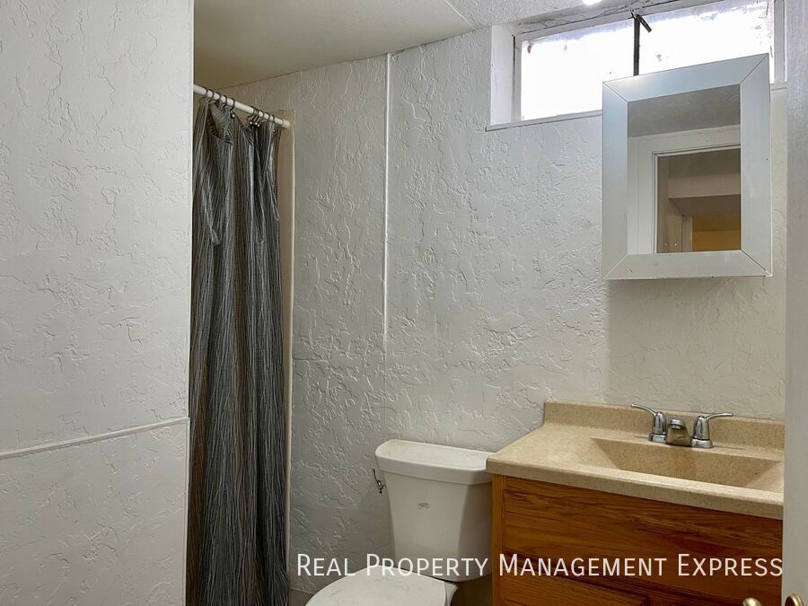Building Photo - Charming 4 bed 2 Bath Home