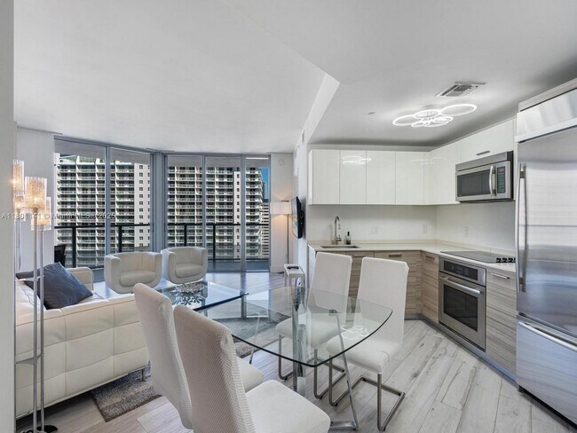 Building Photo - 1300 Brickell Bay Dr