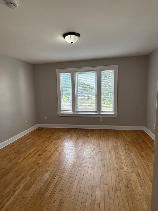 Building Photo - 3 bedrooms 2 bath house, Available October...