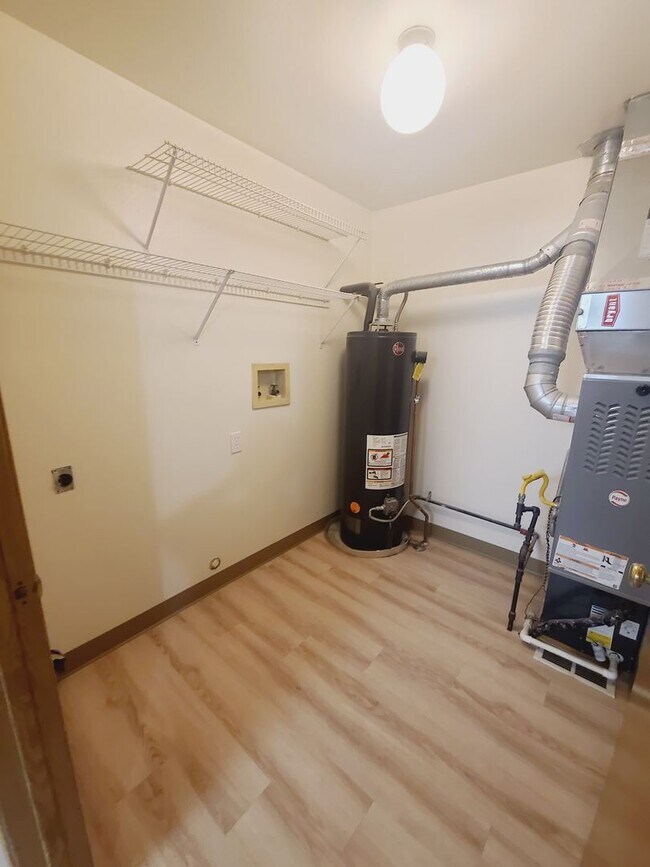 Building Photo - Beautiful 3 bed 2 bath Townhome in Boise! ...