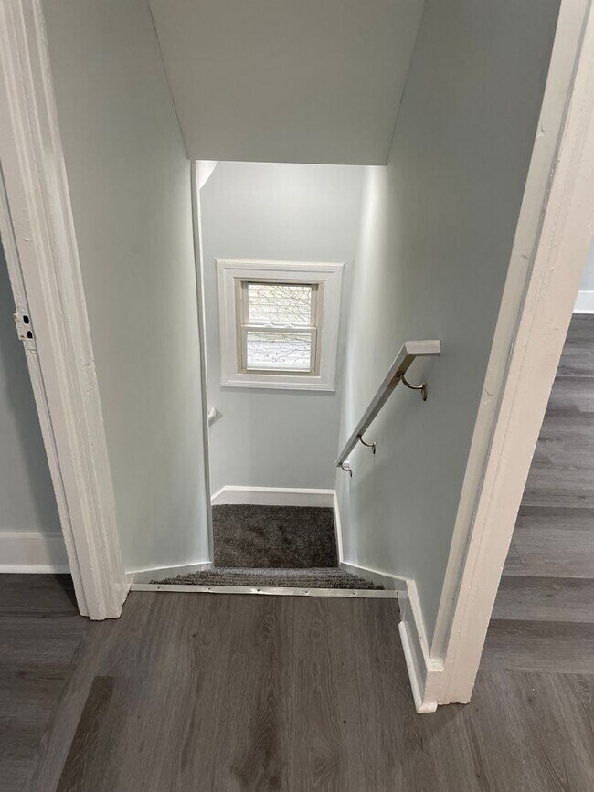 Building Photo - Spacious Home in a Great Neighborhood