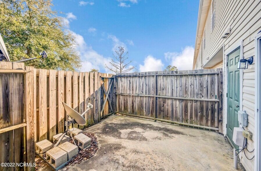 Building Photo - 2375 Vineyard Dr