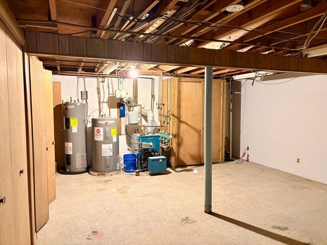 Building Photo - Sprawling Brick Ranch with Huge Lot & Garage in Prime Nottingham Location