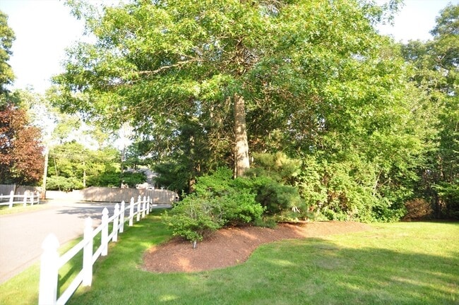 Building Photo - 6 Country Club Ln