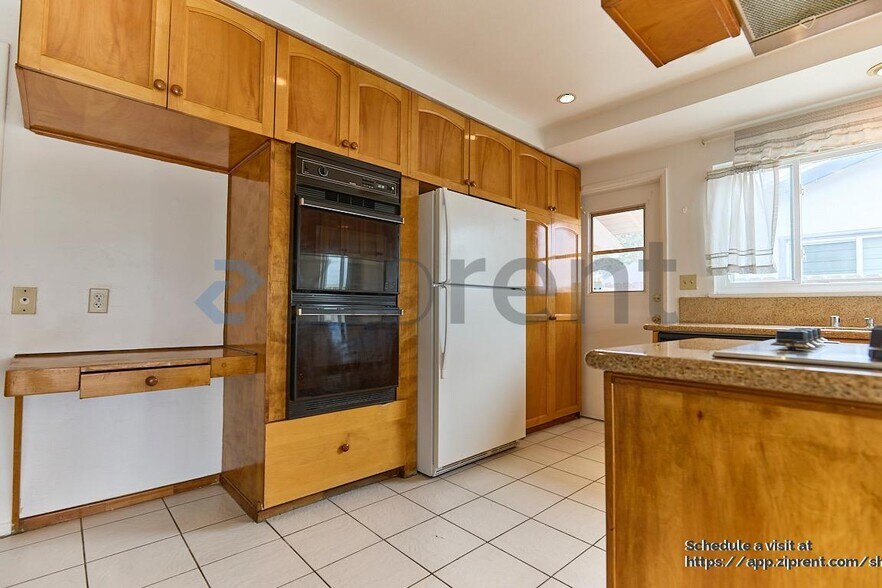 Building Photo - 630 La Presa Dr
