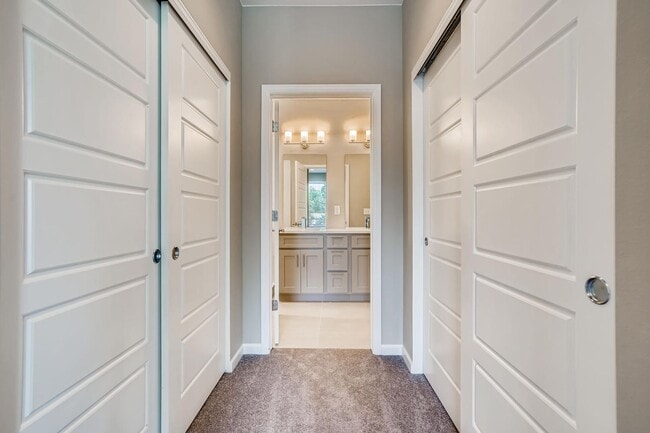 Building Photo - Beautiful 2 Bedroom Townhome