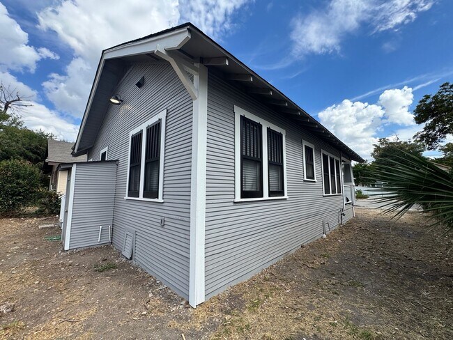 Building Photo - Move-In Ready & Recently Updated 2-Bedroom...