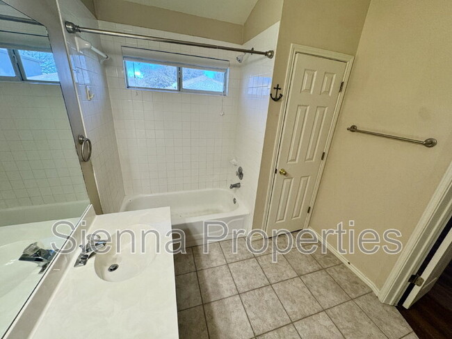 Building Photo - 909 House Creek Dr
