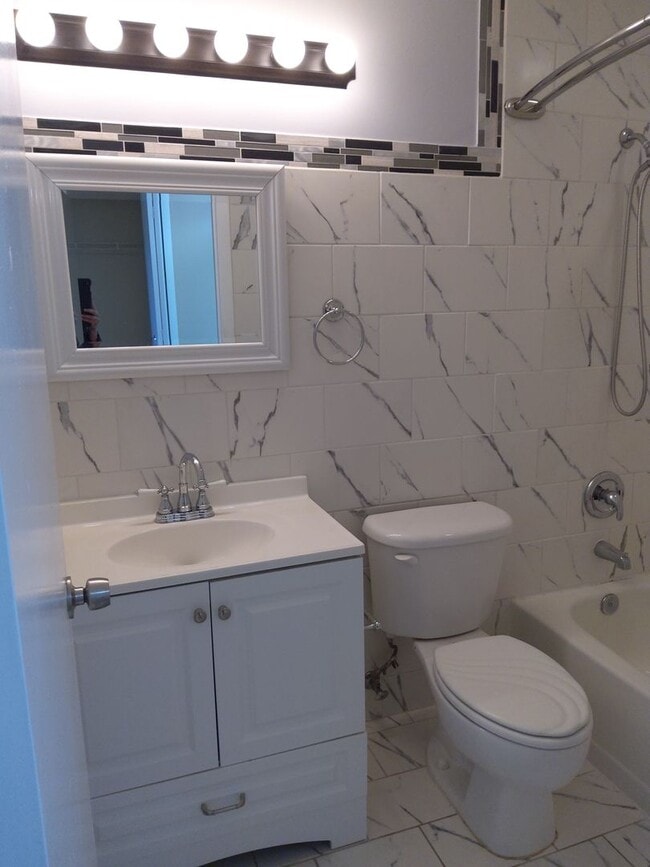 Building Photo - Two Bedroom/ Two Bath Condo at Falls Garde...