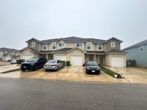 Building Photo - Coming Soon - Elegant 3BR 2.5 Bath Townhom...