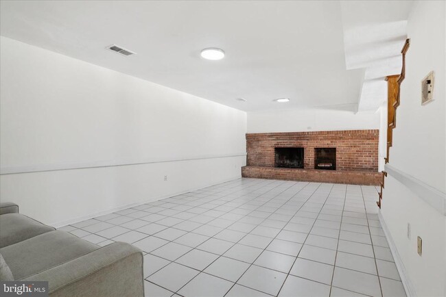 Building Photo - 3033 Sylvan Dr