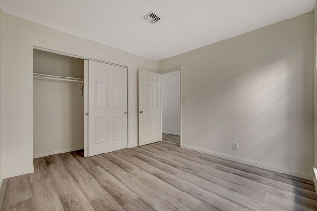 Building Photo - Single Story in the Heart of Las Vegas