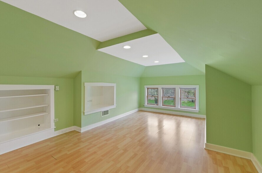 Building Photo - 1760 Henley St