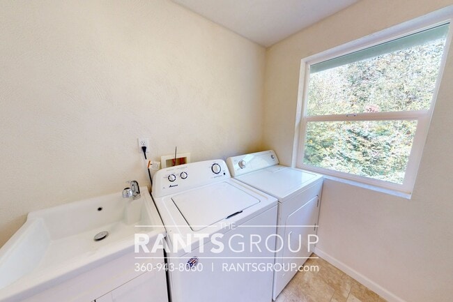 Building Photo - 4-bedroom, 2-bathroom Home with Green Belt in A Prime Location!