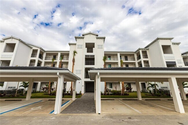 Building Photo - 15375 Grn Acrs Ave