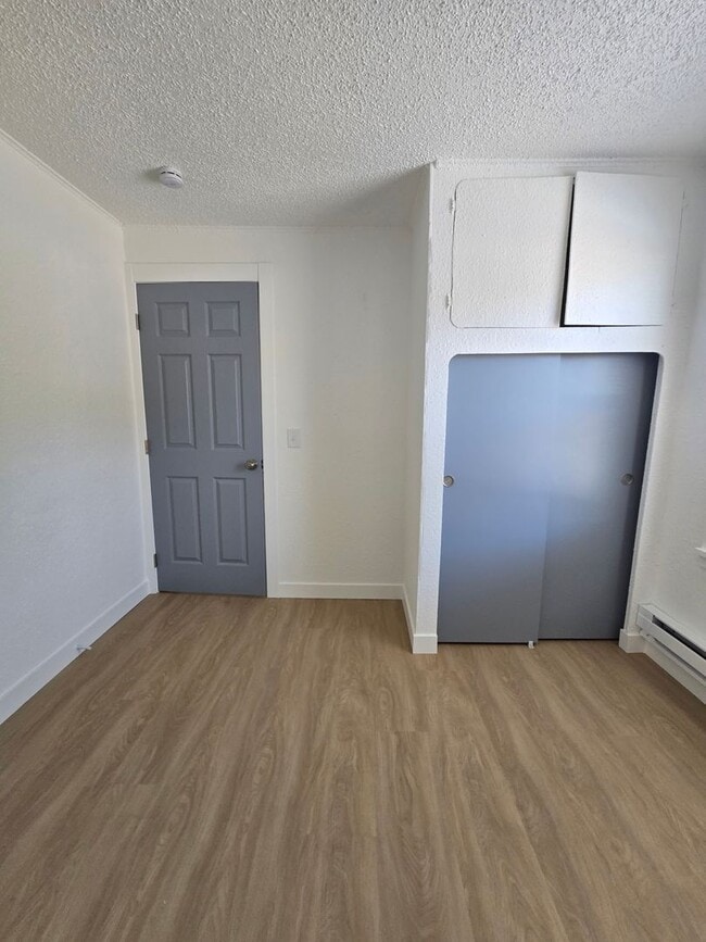 Building Photo - Freshly Remolded 2 Bedroom Apartment Move-...