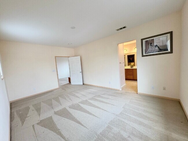 Building Photo - 50% off your first month’s rent move-in special! Spacious 4BR / 2.5BA Home in Pittsburg