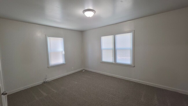 Building Photo - Spacious, Fresh, and Ready for Your Style: 3 Bed 2 Bath