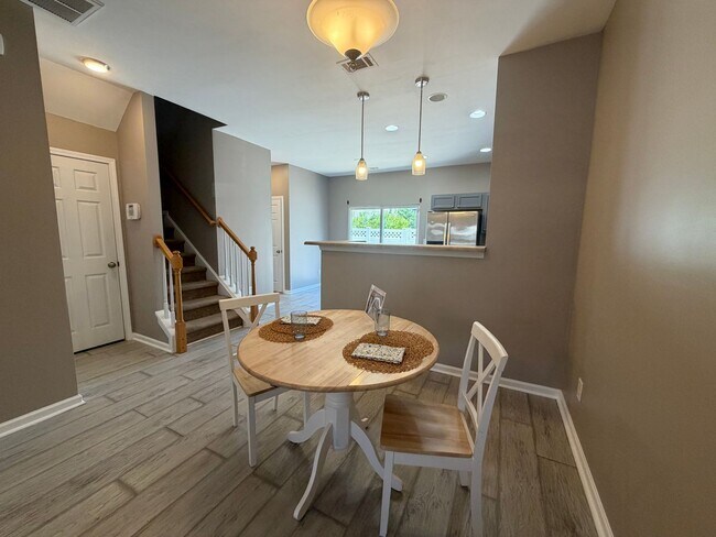Building Photo - 422 Delta Dr