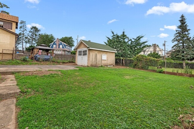 Building Photo - Single family home with hardwood floors th...