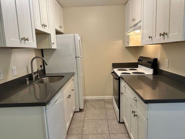 Building Photo - Chic and Updated Studio in Prime Location