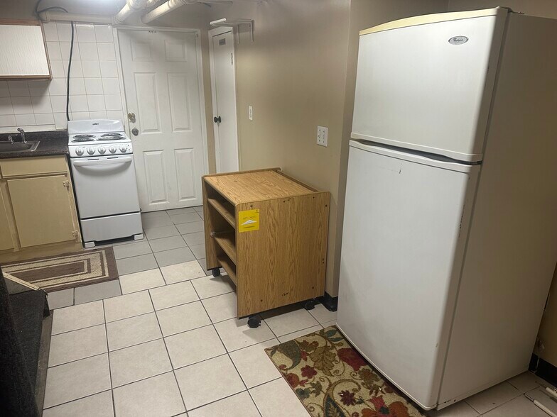 Shared kitchen - 113 W Sidney Ave