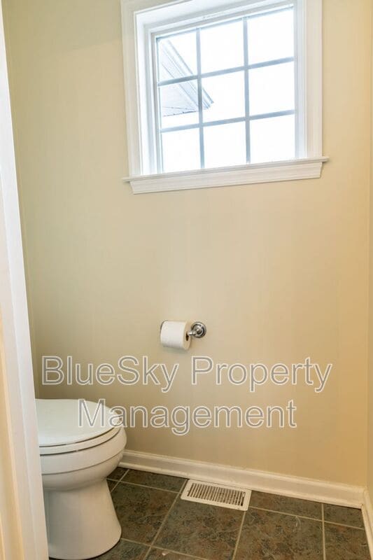 Building Photo - 158 Burnet St