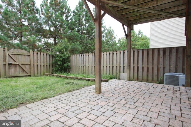 Building Photo - 325 Hersden Ln