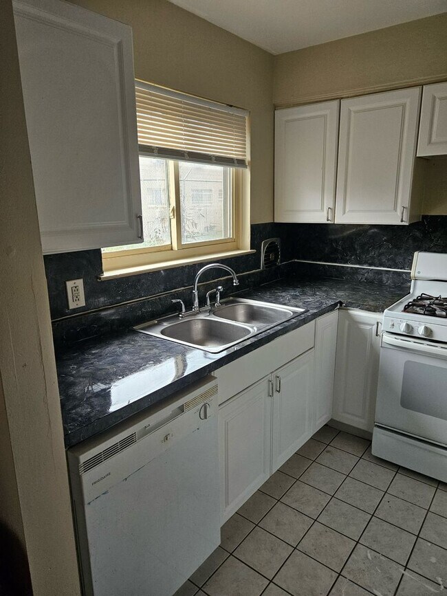 Building Photo - Westside Condo 2 bedroom 1 bath