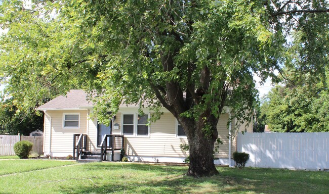 Building Photo - Great Three Bedroom Home