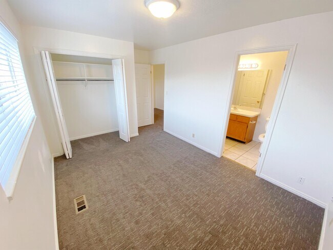 Building Photo - 707 600 W