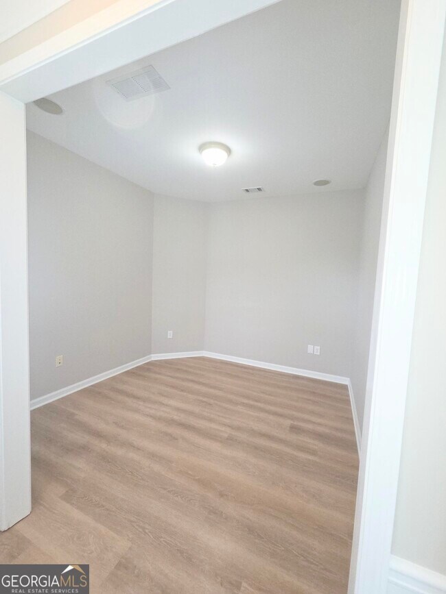 Building Photo - 6105 Longleaf Dr