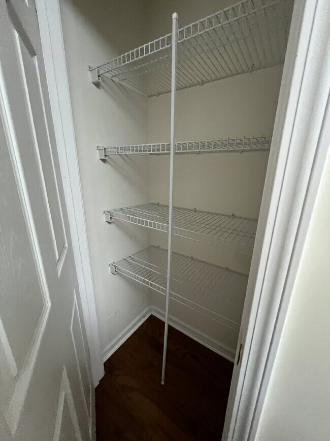 Building Photo - "Charming 3-Bed Townhouse with Granite Touches & Cozy Fireplace in Kernersville!"