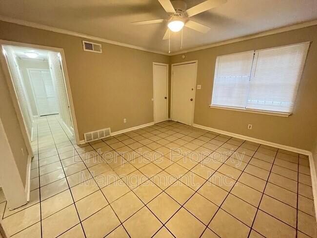 Building Photo - 424 Deerskin Dr