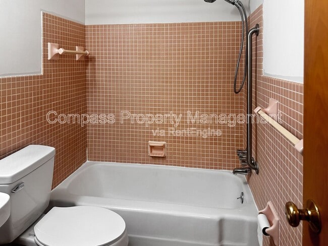 Building Photo - 2847 S Burdick St