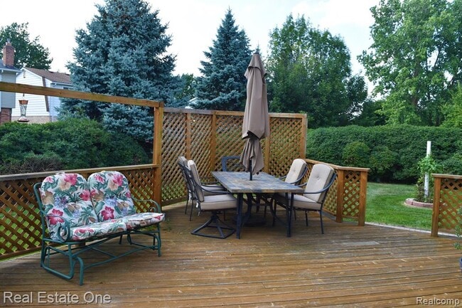 Building Photo - 5841 Ruby Dr