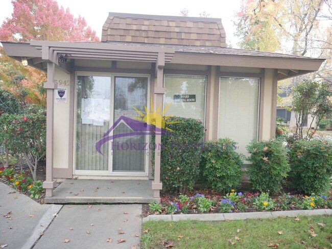 Building Photo - 3 Bed 2.5 Bath 1,380 sqft Townhome in Carmichael