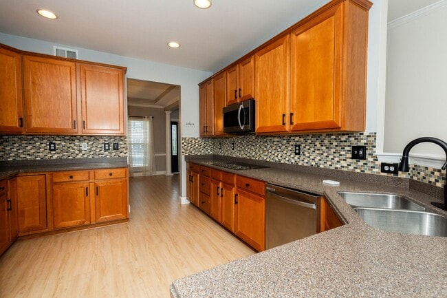Building Photo - 4 bed, 2.5 bath Single Family Home in Char...