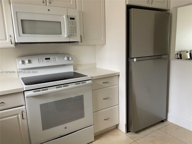 Building Photo - 1250 Lincoln Rd