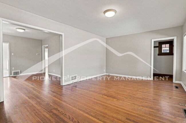 Building Photo - Spacious Home with Central AC and Washer/Dryer